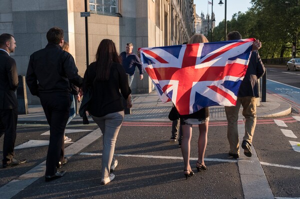 Στον πανικό του Brexit. Ο Κάμερον παραιτείται. Τα χρηματιστήρια καταρρέουν