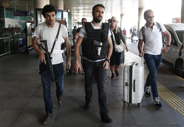 11 συγκλονιστικές φωτογραφίες απ' όσα έγιναν μετά την τρομοκρατική επίθεση στην Κωνσταντινούπολη