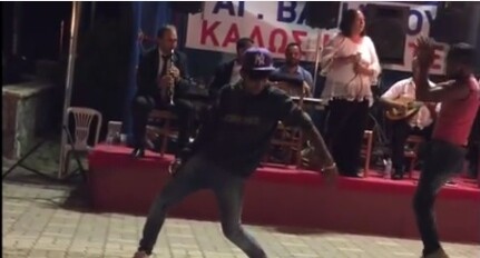 Το πιο άβολο βίντεο της ημέρας: Break dance με κλαρίνα