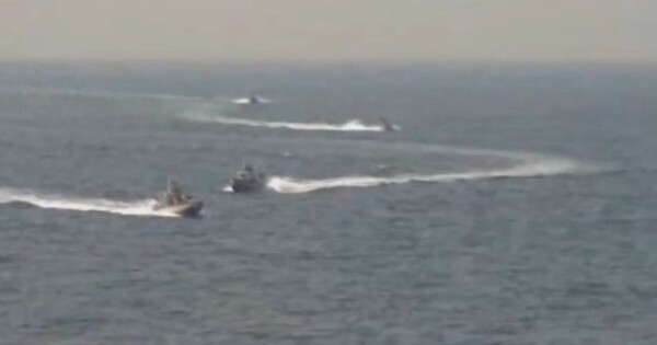 To αμερικανικό Πολεμικό Ναυτικό έριξε προειδοποιητικά πυρά για να απομακρυνθεί ιρανικό ταχύπλοο στον Κόλπο