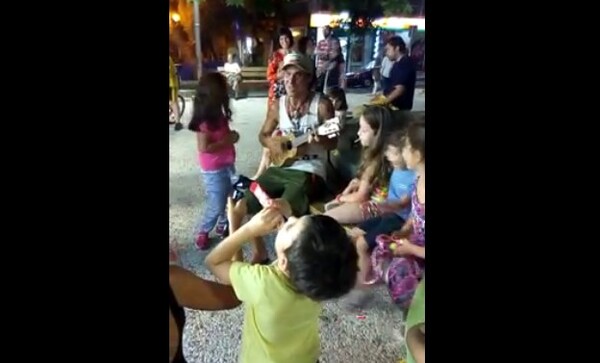 Ο Manu Chao τραγουδά ξαφνικά στην Πλατεία Βαρνάβα στο Παγκράτι, μπροστά σε ανυποψίαστα χαρούμενα παιδιά