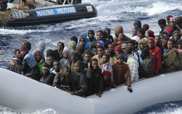 Χιλιάδες μετανάστες από την Αφρική επιχείρησαν και χθες το επικίνδυνο πέρασμα στην Ιταλία