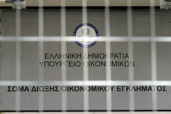 Απολύθηκαν δύο υπάλληλοι του ΣΔΟΕ που εκβίαζαν επιχειρηματίες ζητώντας «φακελάκι»