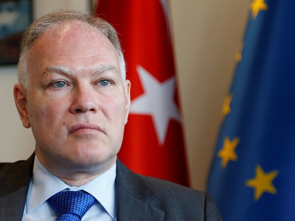 Τούρκος πρέσβης στην Ε.Ε.: Χωρίς βίζα η συμφωνία για το προσφυγικό θα γίνει "νεκρό γράμμα"