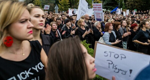Χιλιάδες μαυροφορεμένοι Πολωνοί στους δρόμους κατά της ολικής απαγόρευσης της άμβλωσης