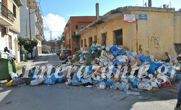 «Βουνά» τα σκουπίδια στη Ζάκυνθο - Δυσκολεύουν την πρόσβαση σε δρόμους