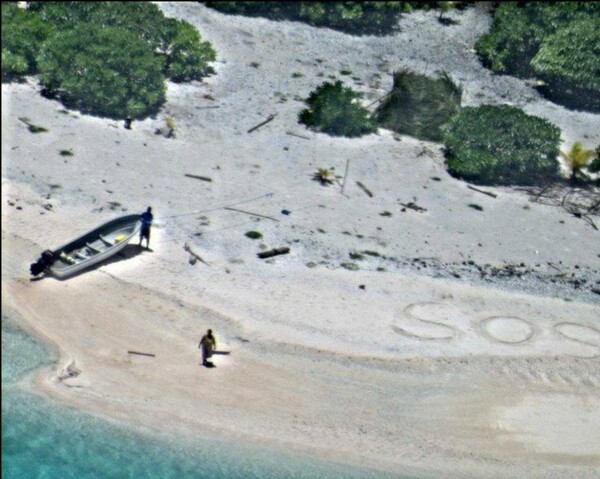 Ζευγάρι ναυάγησε σε ακατοίκητο νησί του Ειρηνικού κι εντοπίστηκαν χάρη σε μήνυμα στην άμμο