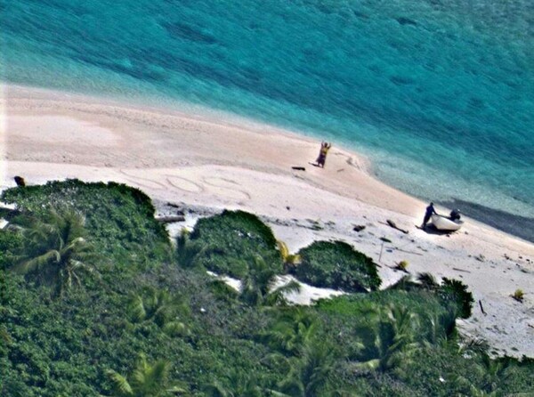 Ζευγάρι ναυάγησε σε ακατοίκητο νησί του Ειρηνικού κι εντοπίστηκαν χάρη σε μήνυμα στην άμμο