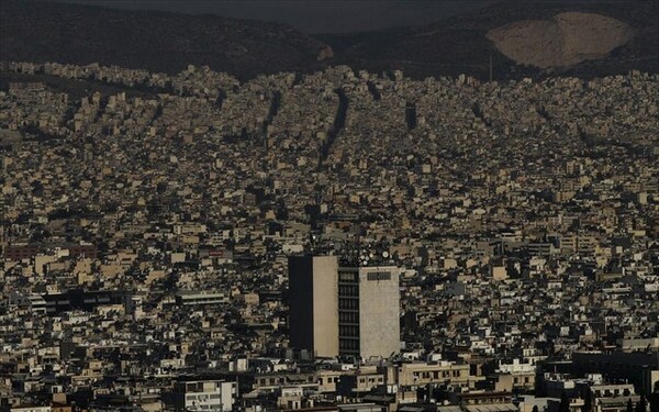 Σχεδόν στο μισό έπεσαν τιμές των διαμερισμάτων την τελευταία δεκαετία