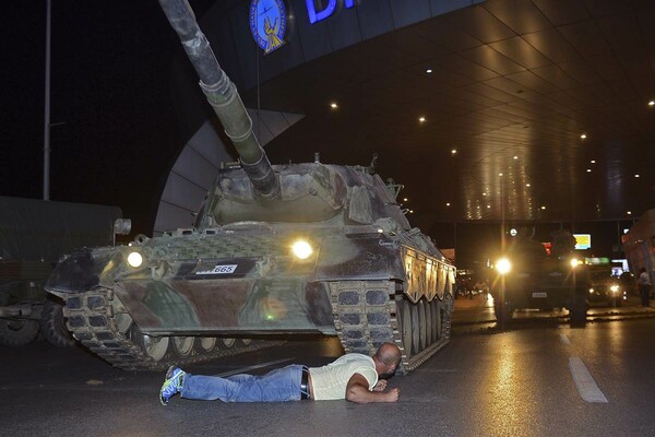 Oι συγκλονιστικές φωτογραφίες των Τούρκων που ξάπλωσαν μπροστά στα τανκς