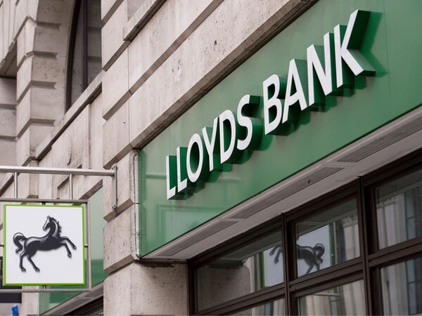 Δυσκολίες στον Lloyds λόγω Brexit-Κλείνει καταστήματα, περικόπτει θέσεις