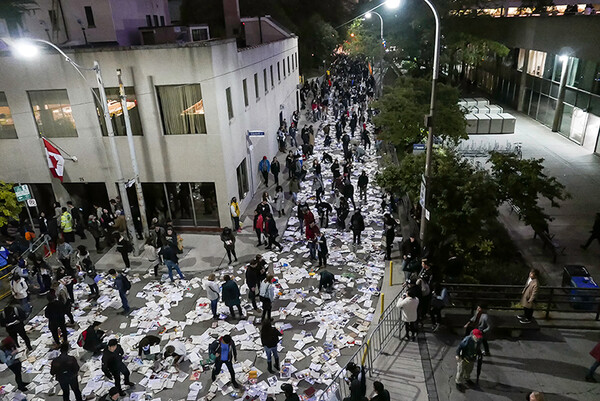 Ένας ποταμός από 10.000 βιβλία πλημμύρισε για μία και μοναδική νύχτα τους δρόμους του Τορόντο