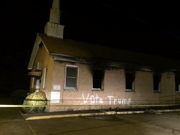 ΗΠΑ: Άγνωστοι πυρπόλησαν εκκλησία μαύρων στον Μισισιπή και έγραψαν στους τοίχους «Ψηφίστε Τραμπ»