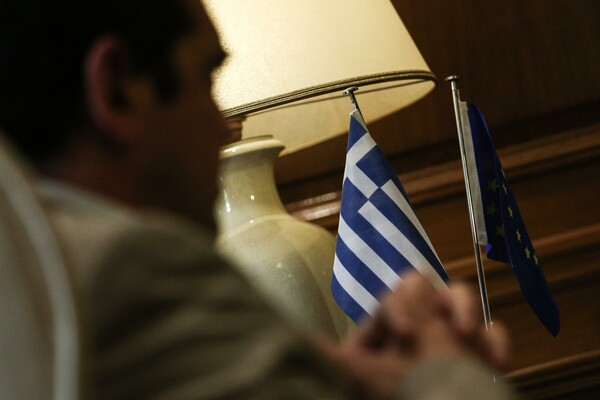 Κυβερνητικές πηγές αμφισβητούν τις δημοσκοπήσεις, μία ημέρα μετά την τελευταία (που όμως δημοσίευσε η "Αυγή")