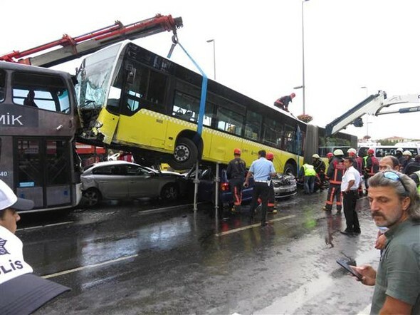 Kωνσταντινούπολη: Επιβάτης χτύπησε με ομπρέλα οδηγό λεωφορείου προκαλώντας σοβαρό ατύχημα - 11 τραυματίες