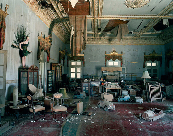 Στον περίεργο, μαγικό κόσμο του Tim Walker