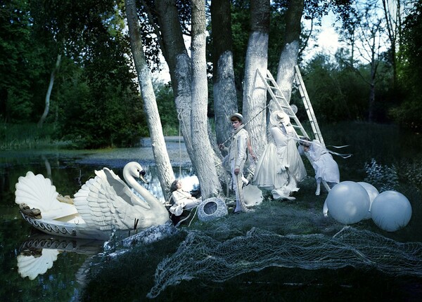 Στον περίεργο, μαγικό κόσμο του Tim Walker