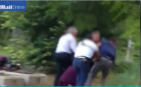 Η στιγμή της σύλληψης γυναίκας που φέρεται να σχεδίαζε επίθεση στο Παρίσι