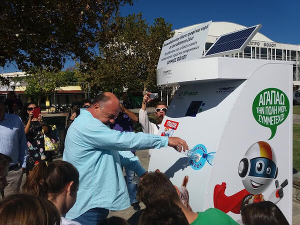 Bόλος: Ο Μπέος εγκατέστησε πρωτοποριακό μηχάνημα που παρέχει τροφή και νερό στα αδέσποτα