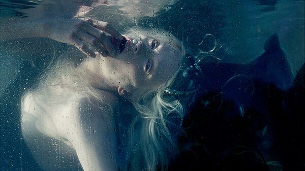 Στον περίεργο, μαγικό κόσμο του Tim Walker