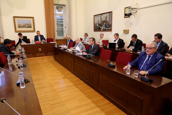 Δεν θα συνεχιστεί η ακρόαση των υπερθεματιστών στη Βουλή
