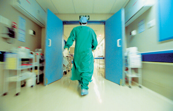 Η κυβέρνηση θέτει σε δημόσια διαβούλευση τη "Λίστα Χειρουργείου" στα δημόσια νοσοκομεία