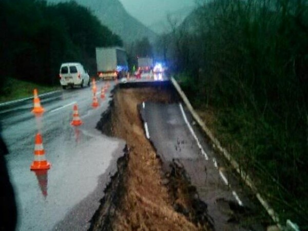 Ιωάννινα: Mεγάλη καθίζηση σε δρόμο - Άνοιξε τρύπα βάθους πέντε μέτρων