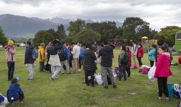 Ν. Ζηλανδία: Ξεκινά η εκκένωση του θερέτρου όπου έχουν εγκλωβιστεί 1.200 τουρίστες μετά τον σεισμό