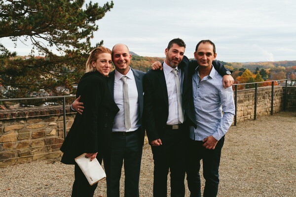29 φωτογραφίες από έναν γκέι «Γάμο αλά Ελληνικά», παρουσία γονιών, φίλων, θείων, ανιψιών, βαφτιστικών
