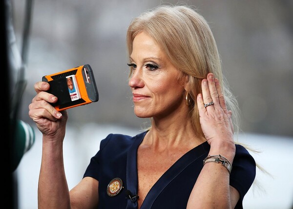 Kellyanne Conway: Μια ελαφρά (και αντιπαθητική) ύπαρξη σε βαρύ πόστο