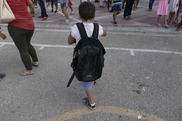 Λάρισα: Απειλές για τη ζωή της δέχεται η διευθύντρια του σχολείου που οι γονείς αρνούνται την ένταξη των προσφυγόπουλων