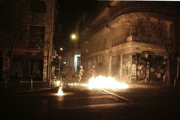 Νέες επιθέσεις με μολότοφ και πέτρες σε διμοιρία των ΜΑΤ στα Εξάρχεια