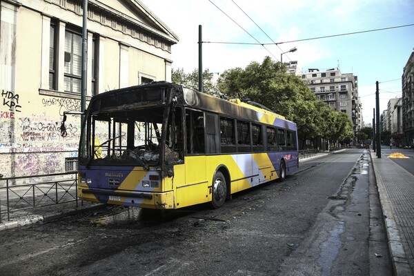 Πάνω από 1 εκατ. ευρώ η ζημιά στα τρόλεϊ που πυρπολήθηκαν - Διμοιρία ΜΑΤ μόνιμα στην Πατησίων