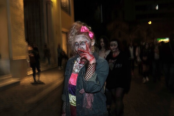 Zombie Walk Athens 2017: Οι Αθηναίοι διασκεδάζουν ντυμένοι ζόμπι και σπέρνουν τον τρόμο στο κέντρο της πόλης