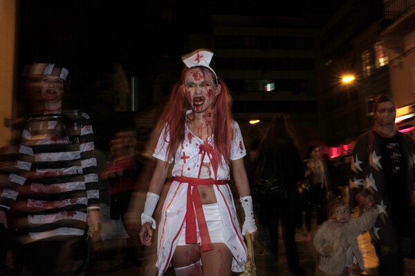 Zombie Walk Athens 2017: Οι Αθηναίοι διασκεδάζουν ντυμένοι ζόμπι και σπέρνουν τον τρόμο στο κέντρο της πόλης