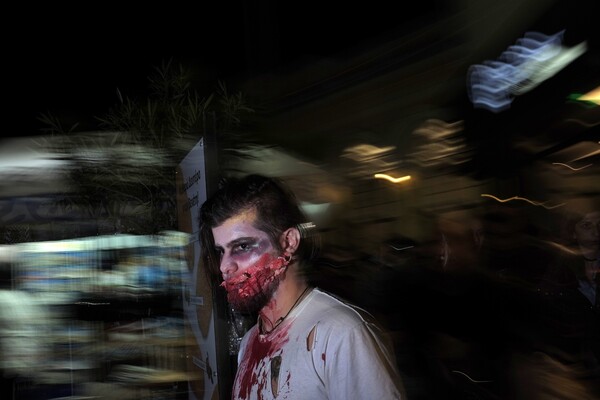 Zombie Walk Athens 2017: Οι Αθηναίοι διασκεδάζουν ντυμένοι ζόμπι και σπέρνουν τον τρόμο στο κέντρο της πόλης