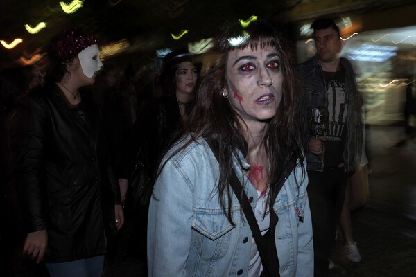 Zombie Walk Athens 2017: Οι Αθηναίοι διασκεδάζουν ντυμένοι ζόμπι και σπέρνουν τον τρόμο στο κέντρο της πόλης