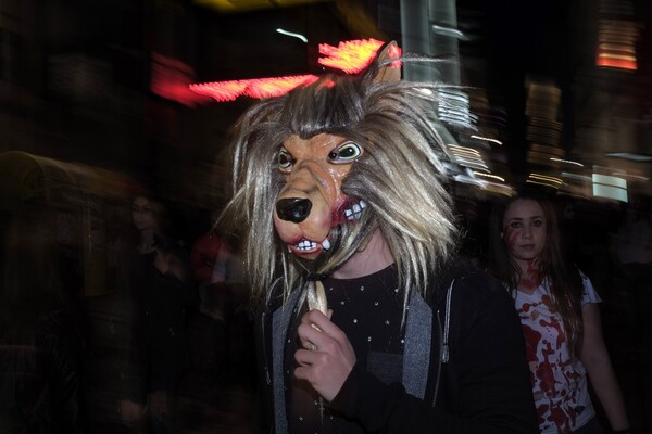 Zombie Walk Athens 2017: Οι Αθηναίοι διασκεδάζουν ντυμένοι ζόμπι και σπέρνουν τον τρόμο στο κέντρο της πόλης