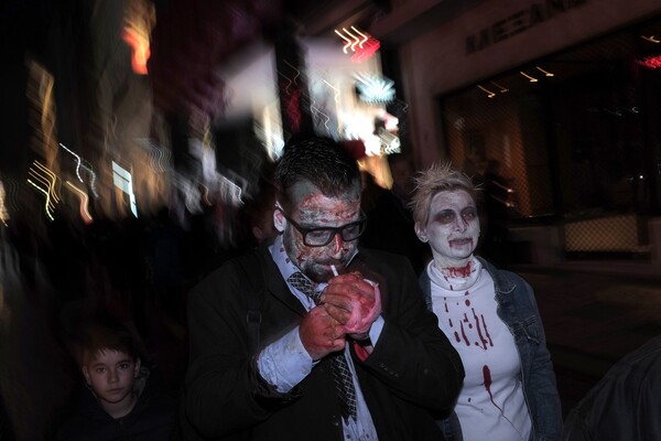 Zombie Walk Athens 2017: Οι Αθηναίοι διασκεδάζουν ντυμένοι ζόμπι και σπέρνουν τον τρόμο στο κέντρο της πόλης