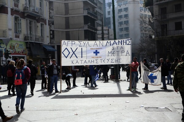 Η μάχη αγροτών της Κρήτης και ΜΑΤ στο κέντρο της Αθήνας