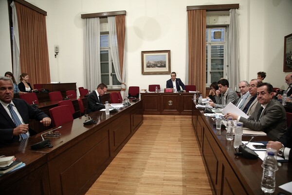 Εξεταστική για δάνεια κομμάτων και ΜΜΕ από τράπεζες: Μεγάλες διαφωνίες μεταξύ των κομμάτων για πολιτικές ευθύνες και τρίγωνο διαπλοκής
