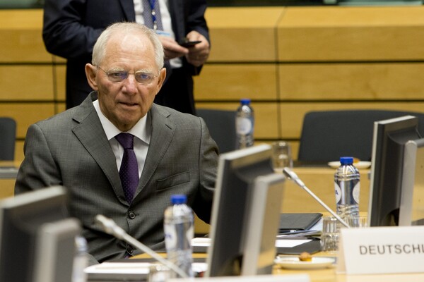 Σόιμπλε: Αισιοδοξία για λύση σύντομα, αλλά αβέβαιη η συμφωνία στο αυριανό Eurogroup
