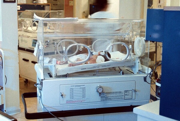 Περίπου 2.000 παιδιά φιλοξενούνται σε ιδρύματα της χώρας- Τα βήματα της κυβέρνησης για την υιοθεσία και την αναδοχή