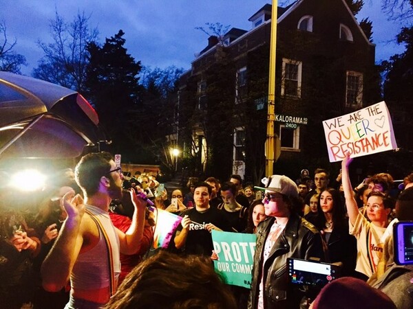 LGBTQ ακτιβιστές έκαναν street party μπροστά από το σπίτι της Ιβάνκα Τραμπ