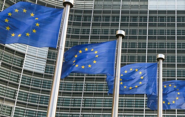 Κομισιόν: Οι θεσμοί συνεχίζουν τις διαπραγματεύσεις από τις έδρες τους