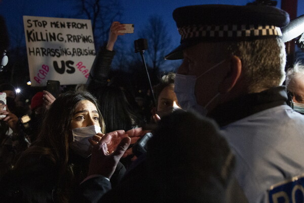 Λονδίνο: Αστυνομική βία σε αγρυπνία για τη Σάρα Έβεραρντ - Έσερναν συγκεντρωμένες γυναίκες