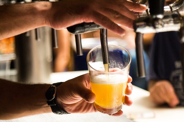 Έφοδος αστυνομικών σε μπαρ που σέρβιρε ποτά στην Αθήνα