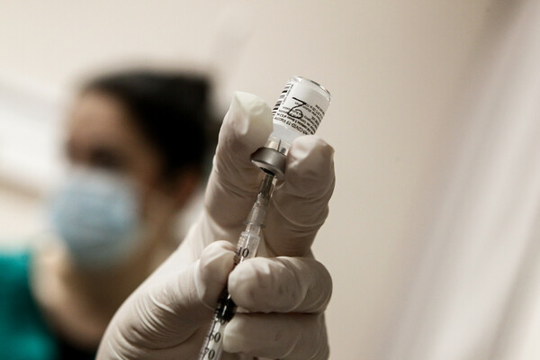 ΕΚΠΑ: Γιατί οι γυναίκες εμφανίζουν συχνότερα παρενέργειες μετά τον εμβολιασμό για κορωνοϊό