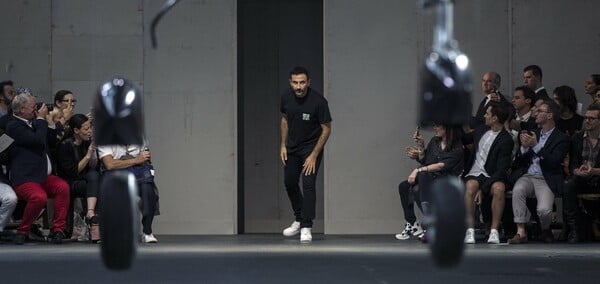 Ο Riccardo Tisci ανακοίνωσε πως αφήνει τον οίκο Givenchy και οι φήμες λένε πως ετοιμάζεται για νέα στέγη-έκπληξη