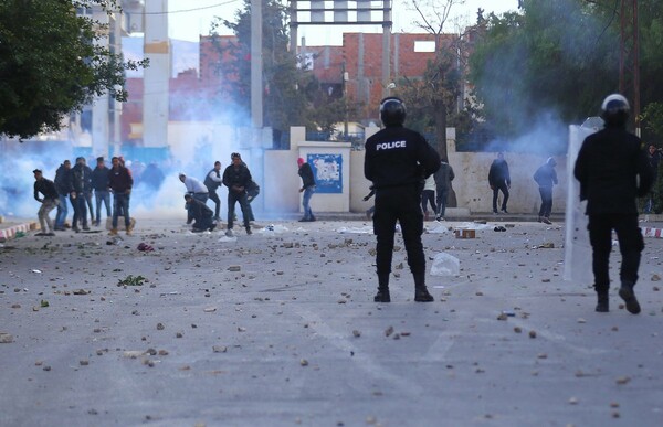 Τυνησία: Διαδήλωση και επεισόδια μετά την αυτοπυρπόληση πλανόδιου πωλητή